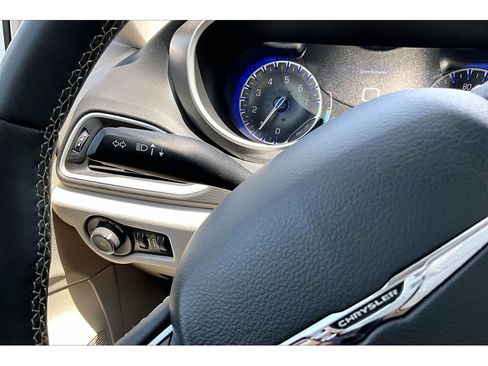 Used 2024 Chrysler Pacifica Touring-L FWD image 19