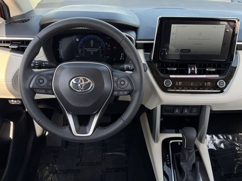 Used 2024 Toyota Corolla Cross XLE w/ Convenience Package FWD image 10