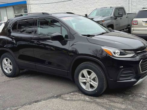 Certified 2022 Chevrolet Trax LT w/ LT Convenience Package image 3