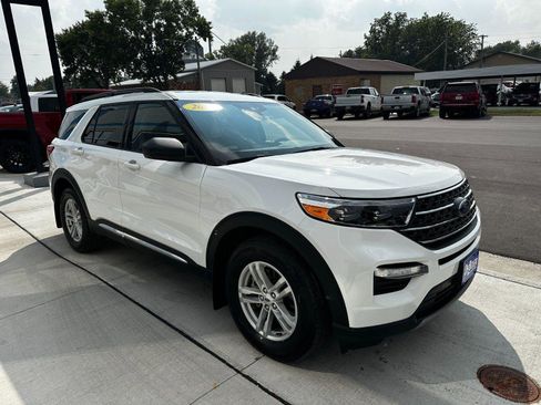 Used 2022 Ford Explorer XLT w/ Equipment Group 202A image 6