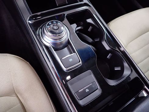 Used 2019 Ford Edge SE image 21