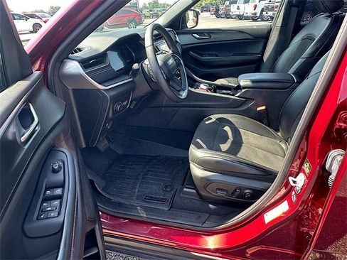 Used 2023 Jeep Grand Cherokee L Laredo image 11