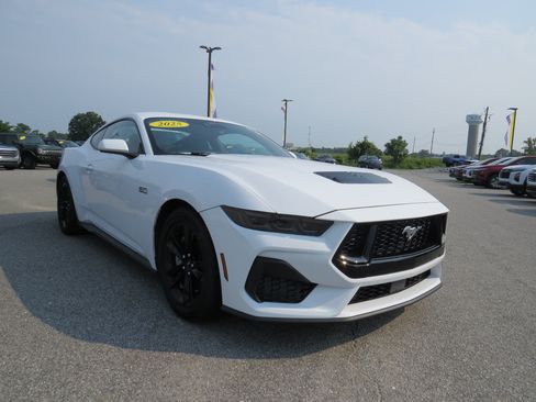 Used 2025 Ford Mustang GT RWD image 3