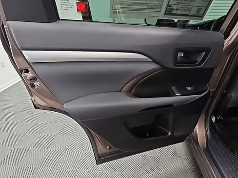 Used 2019 Toyota Highlander LE image 31