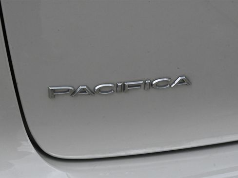 Used 2021 Chrysler Pacifica Limited w/ Uconnect Theater Family Group image 22