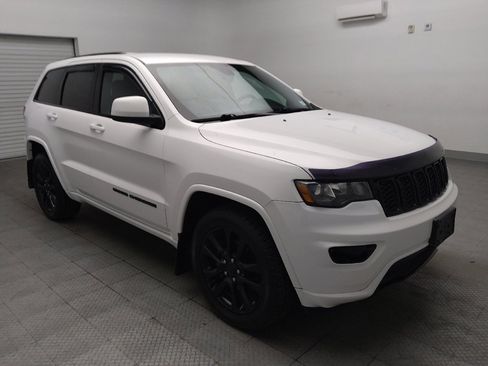 Used 2017 Jeep Grand Cherokee Altitude AWD/4WD image 13