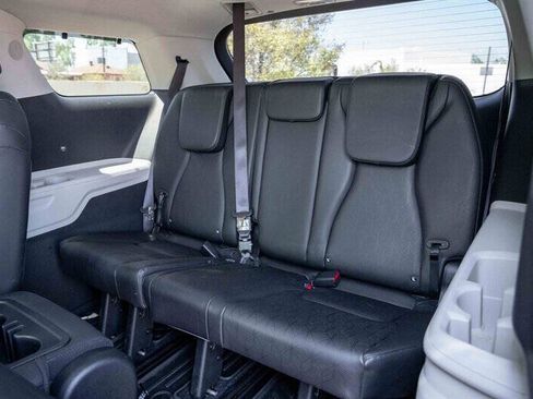 Used 2024 Kia Carnival EX FWD image 17
