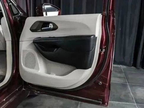 Used 2018 Chrysler Pacifica Touring Plus w/ Tire & Wheel Group image 43