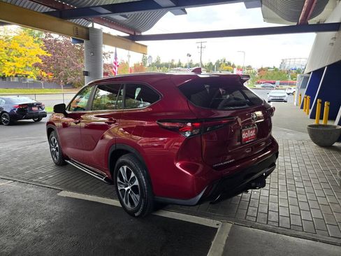 Used 2024 Toyota Highlander XLE image 7