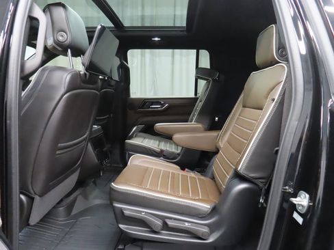 Used 2025 GMC Yukon XL Denali Ultimate AWD/4WD image 13