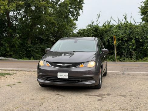 Used 2017 Chrysler Pacifica Touring w/ Tire & Wheel Group FWD image 6