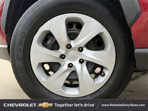 Used 2022 Toyota RAV4 LE image 10