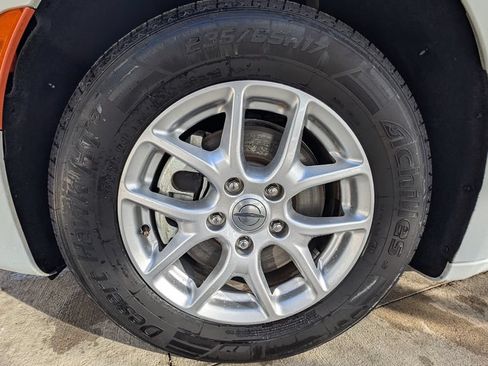 Used 2024 Chrysler Pacifica Touring-L FWD image 48