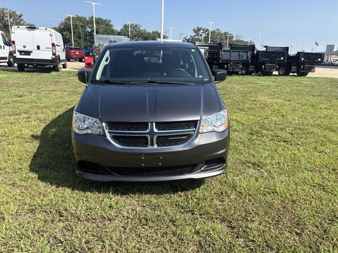 Used 2018 Dodge Grand Caravan SE FWD image 2