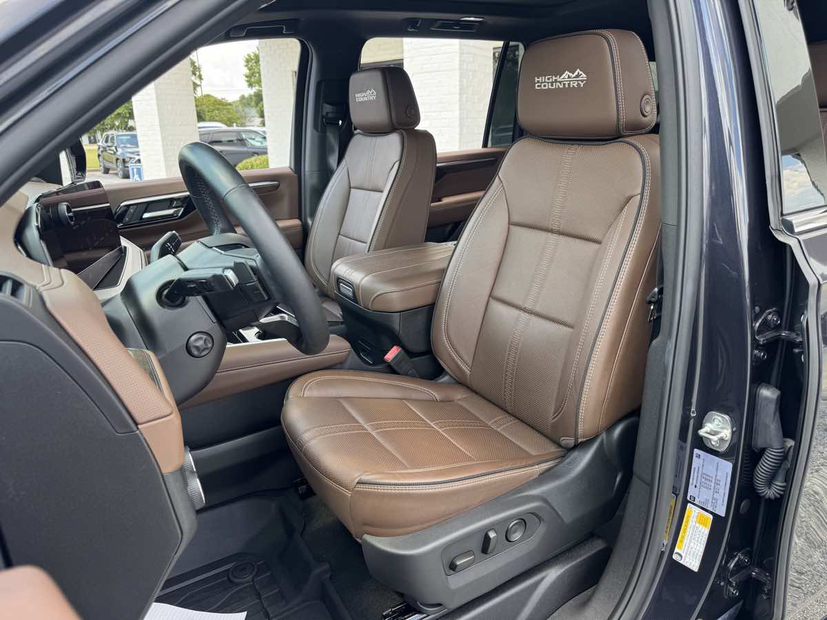 Used 2026 Chevrolet Suburban High Country RWD image 11