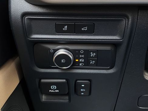 Used 2022 Ford Expedition XLT image 24