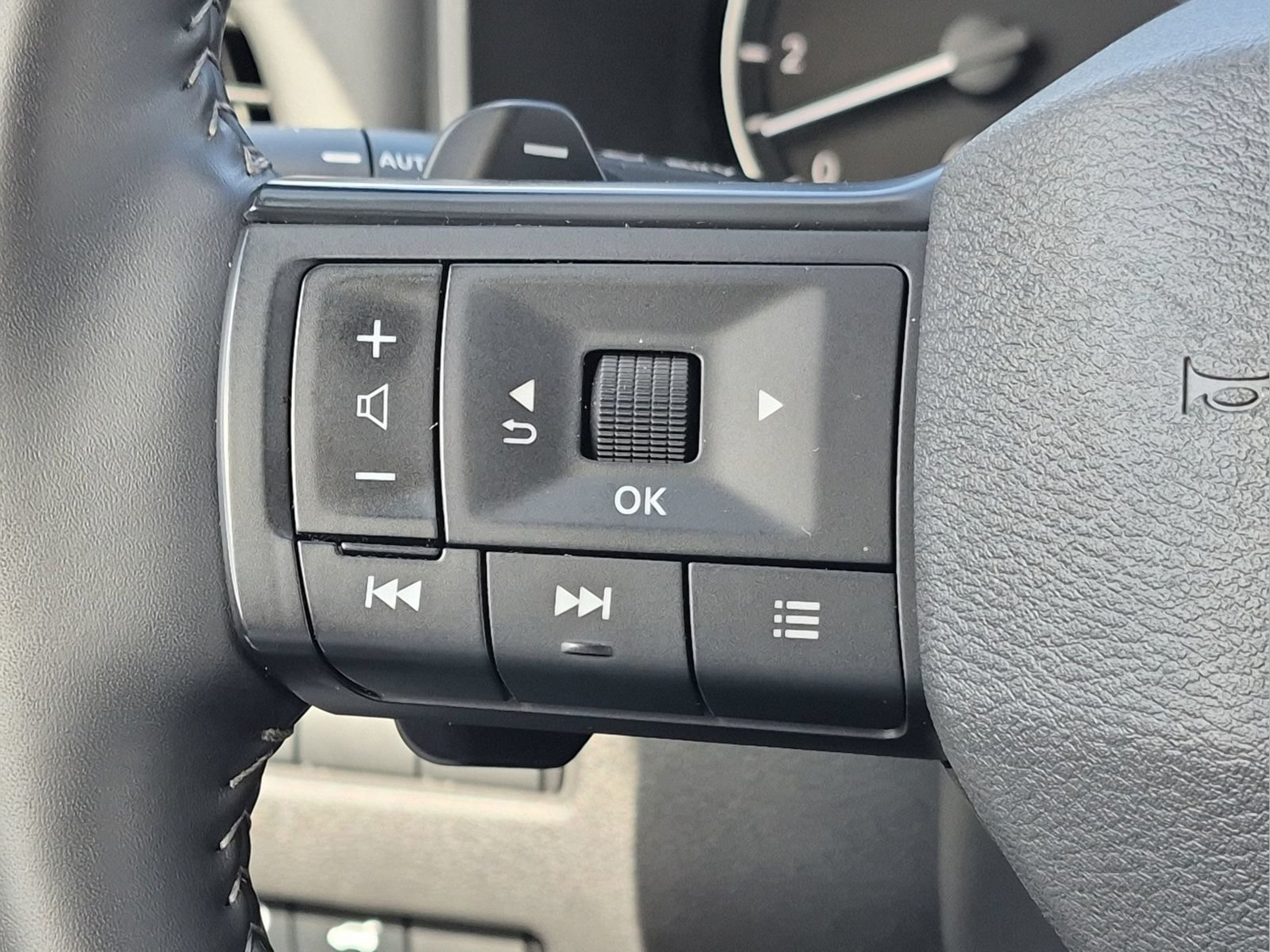 Used 2026 Nissan Rogue SV FWD image 12