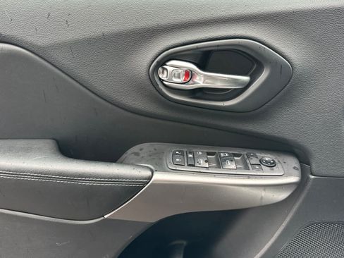 Used 2019 Jeep Cherokee Latitude w/ Popular Appearance Group FWD image 12