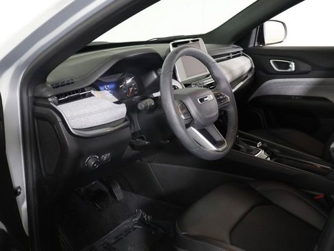 Used 2025 Jeep Compass Latitude image 20