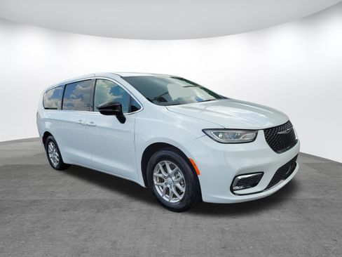 Used 2026 Chrysler Pacifica Select FWD image 25