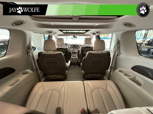 Used 2018 Chrysler Pacifica Touring-L Plus w/ Advanced Safetytec Group FWD image 24