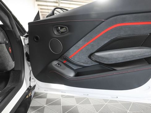 Used 2023 Aston Martin V8 Vantage Coupe RWD image 24