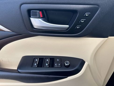 Used 2019 Toyota Highlander Limited image 18