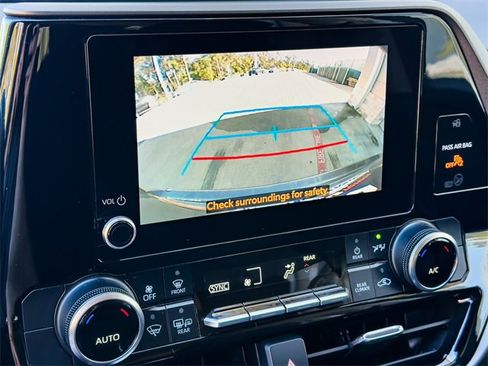 Used 2024 Toyota Highlander LE image 21