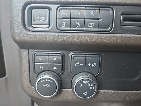 Used 2023 Chevrolet Tahoe Z71 w/ Luxury Package AWD/4WD image 20