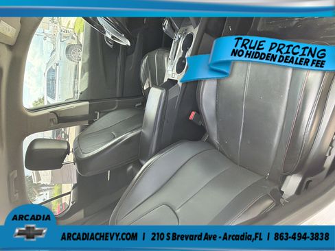 Used 2017 Chevrolet Equinox Premier w/ Enhanced Convenience Package FWD image 4
