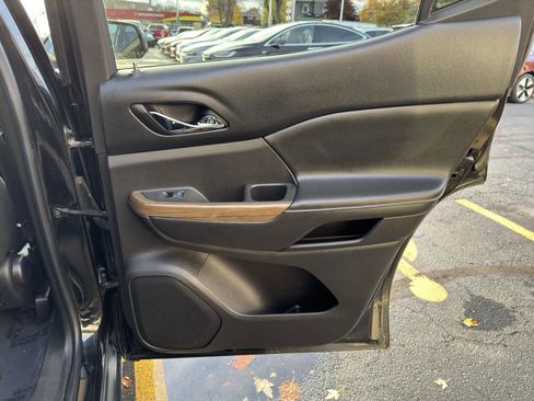 Used 2017 GMC Acadia SLE image 30