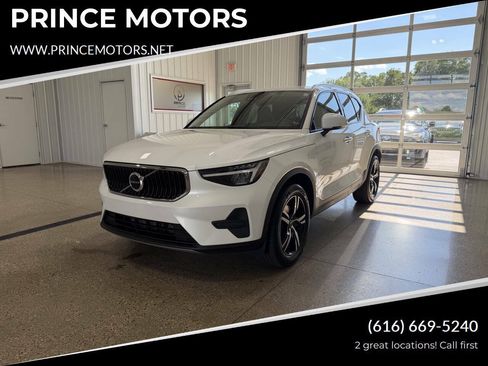Used 2023 Volvo XC40 B5 Core AWD/4WD image 1