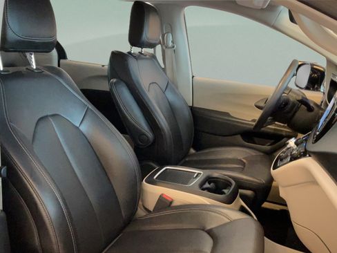 Used 2024 Chrysler Pacifica Touring-L FWD image 38