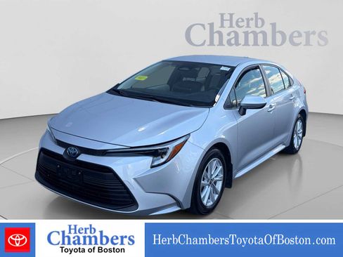 Used 2023 Toyota Corolla LE w/ LE Convenience Package FWD image 9