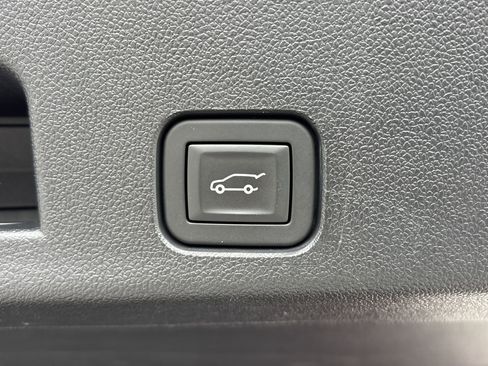 Used 2025 Chevrolet Traverse LT image 9