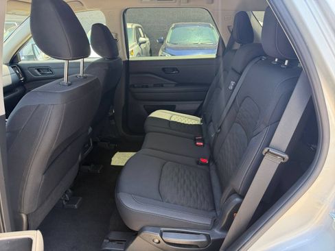 Used 2025 Nissan Pathfinder SV FWD image 23