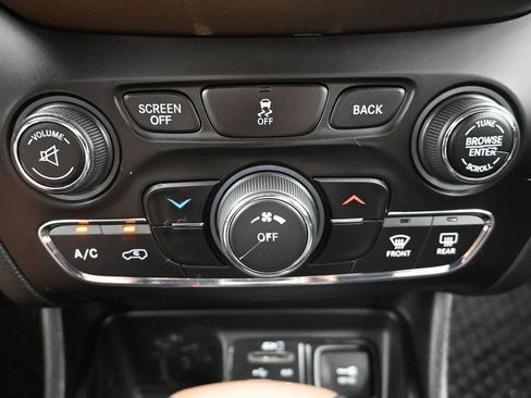 Used 2017 Jeep Cherokee Latitude w/ Cold Weather Group FWD image 18