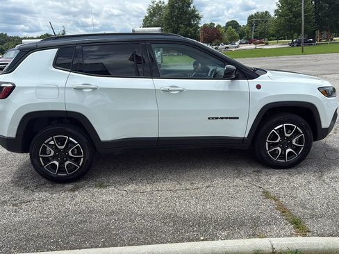 Used 2025 Jeep Compass Trailhawk AWD/4WD image 6