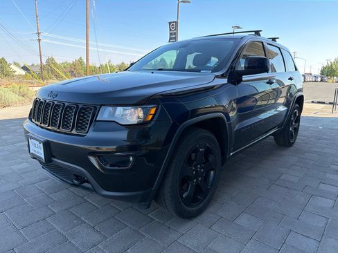 Used 2019 Jeep Grand Cherokee Laredo AWD/4WD image 4