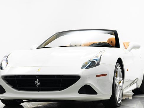 Used 2015 Ferrari California T image 5
