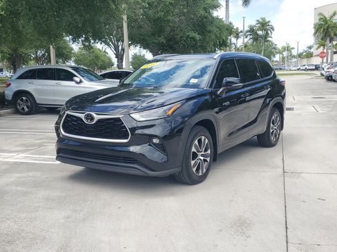 Used 2022 Toyota Highlander XLE AWD/4WD image 7