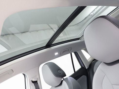 New 2025 Volkswagen Tiguan SE image 13