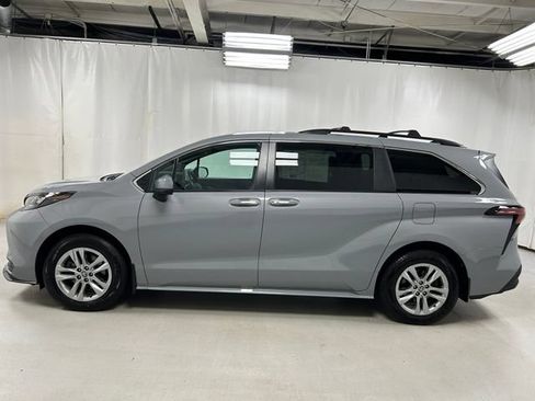 Used 2022 Toyota Sienna XLE Woodland Edition AWD/4WD image 8