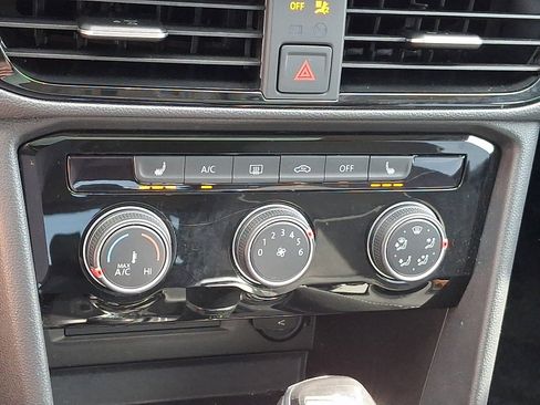 Used 2023 Volkswagen Taos SE w/ Panoramic Sunroof Package image 16