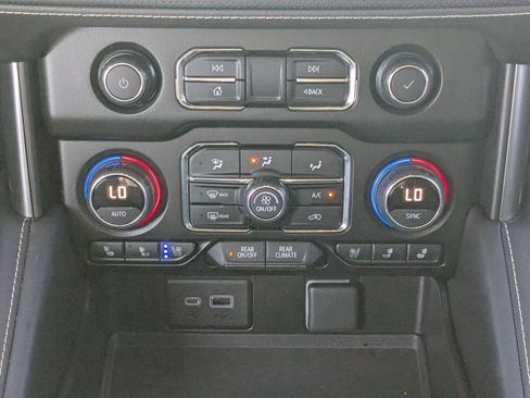 Used 2021 Chevrolet Tahoe Premier w/ Premium Package image 18