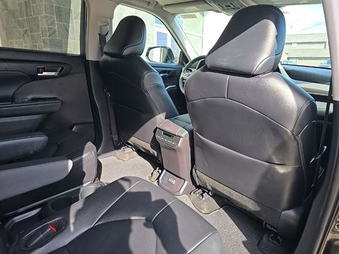 Used 2024 Toyota Highlander XLE FWD image 33