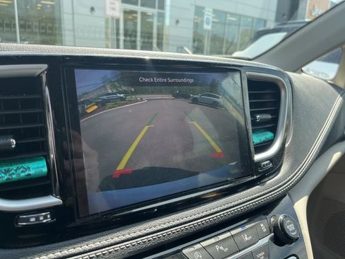 Used 2023 Chrysler Pacifica Touring-L FWD image 6