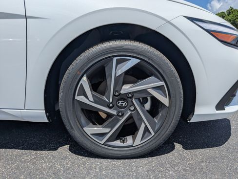 New 2025 Hyundai Elantra SEL image 10