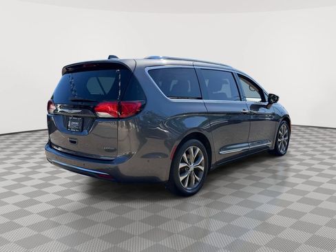 Used 2017 Chrysler Pacifica Limited FWD image 7
