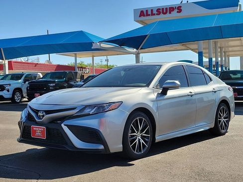 Used 2022 Toyota Camry SE FWD image 1